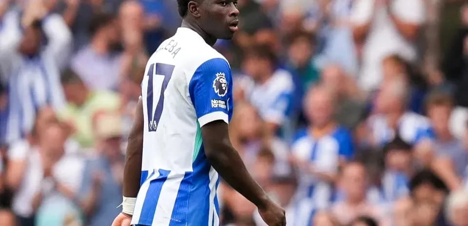 Jugador de fútbol con camiseta del Brighton en el campo