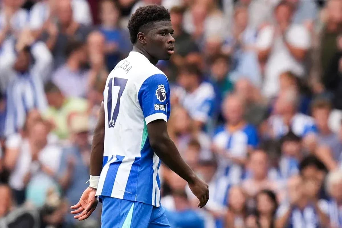 Jugador de fútbol con camiseta del Brighton en el campo