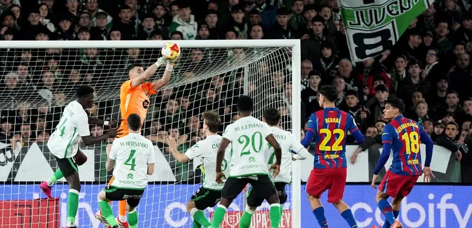 Portero atrapando el balón en un partido de fútbol