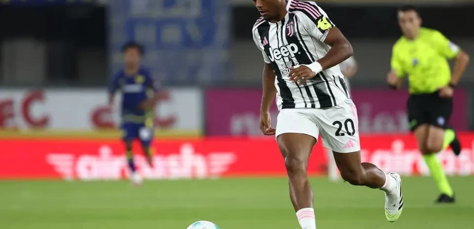 Jugador de Juventus corriendo con el balón en el campo
