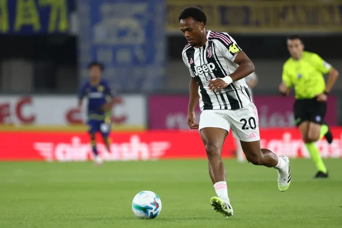 Jugador de Juventus corriendo con el balón en el campo