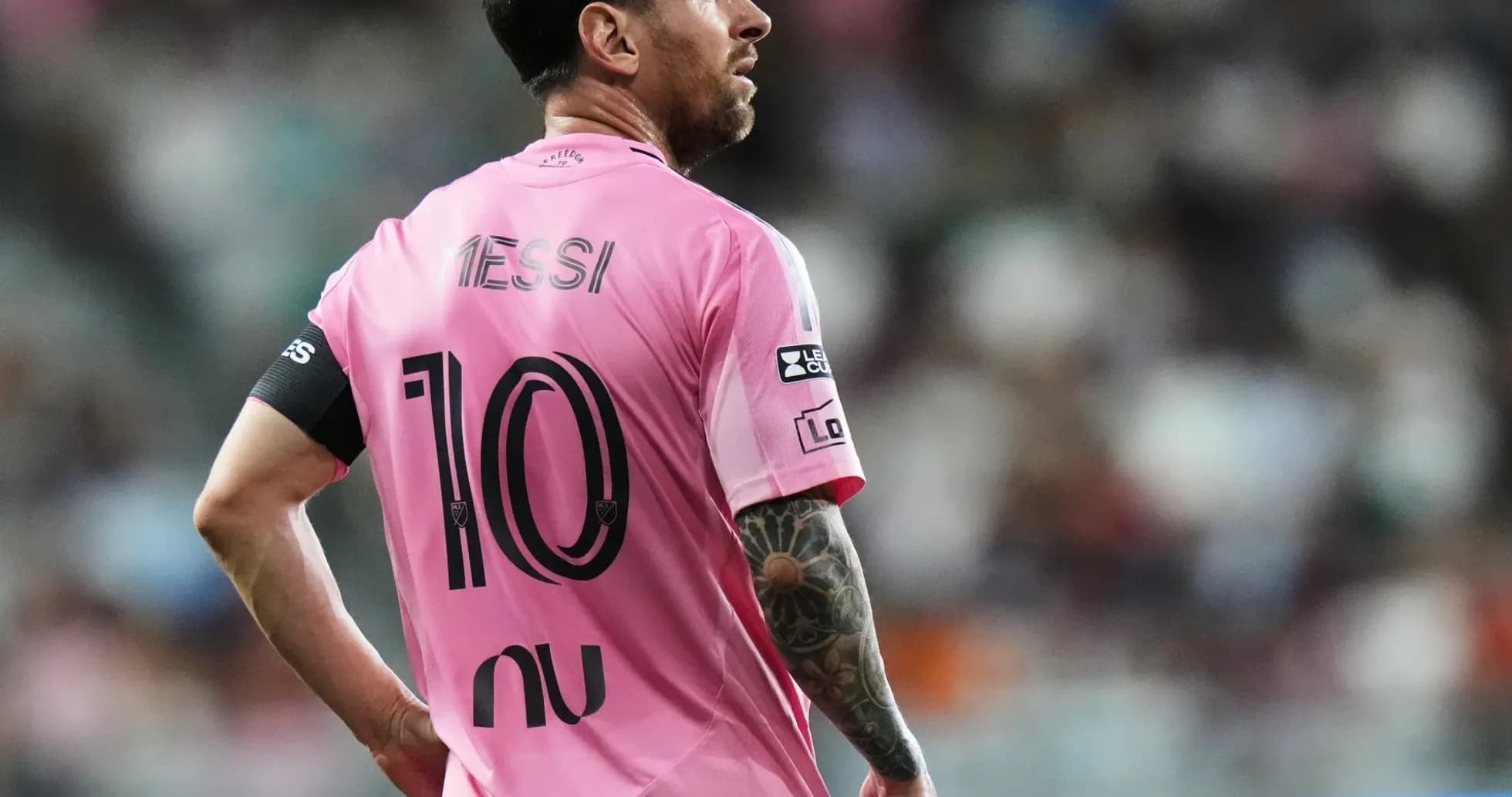 Lionel Messi con camiseta rosa en el campo