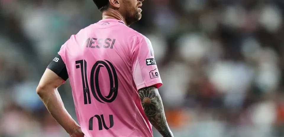 Lionel Messi con camiseta rosa en el campo