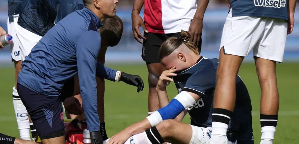 Jugador lesionado siendo atendido por el personal médico