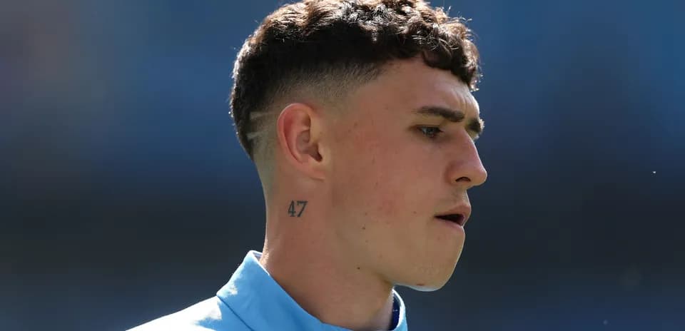 Jugador con tatuaje en el cuello durante el calentamiento