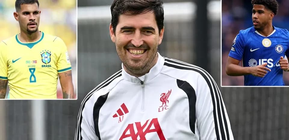 Entrenador de Liverpool sonriendo en la sesión de entrenamiento