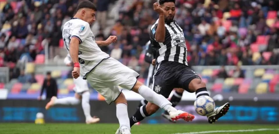 Jugadores de Central Córdoba y Independiente en acción