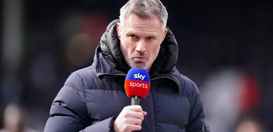 Presentador con micrófono de Sky Sports en campo
