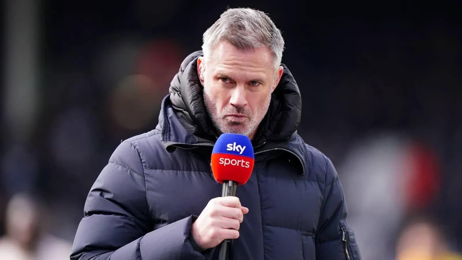 Presentador con micrófono de Sky Sports en campo