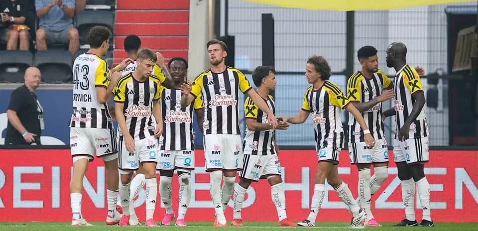 Jugadores celebrando un gol en el campo
