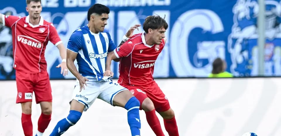 Jugadores compitiendo por el balón en el partido
