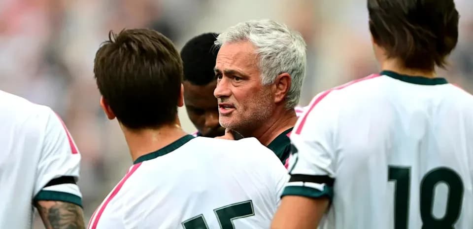 Entrenador hablando con jugadores durante el partido