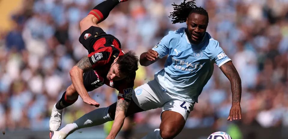 Jugador de Bournemouth cae mientras compite con Manchester City