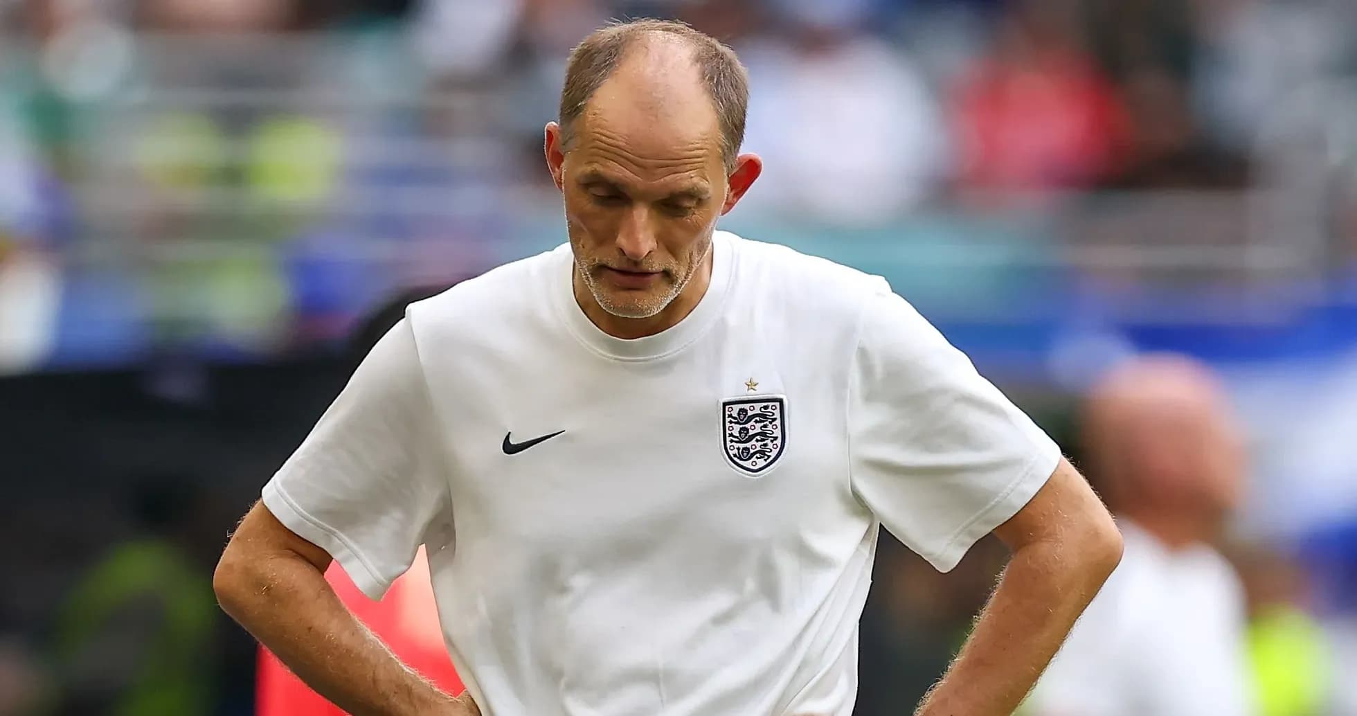 Entrenador de Inglaterra en el campo tras partido