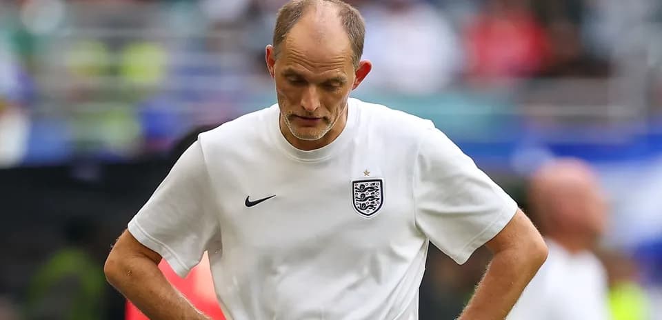 Entrenador de Inglaterra en el campo tras partido