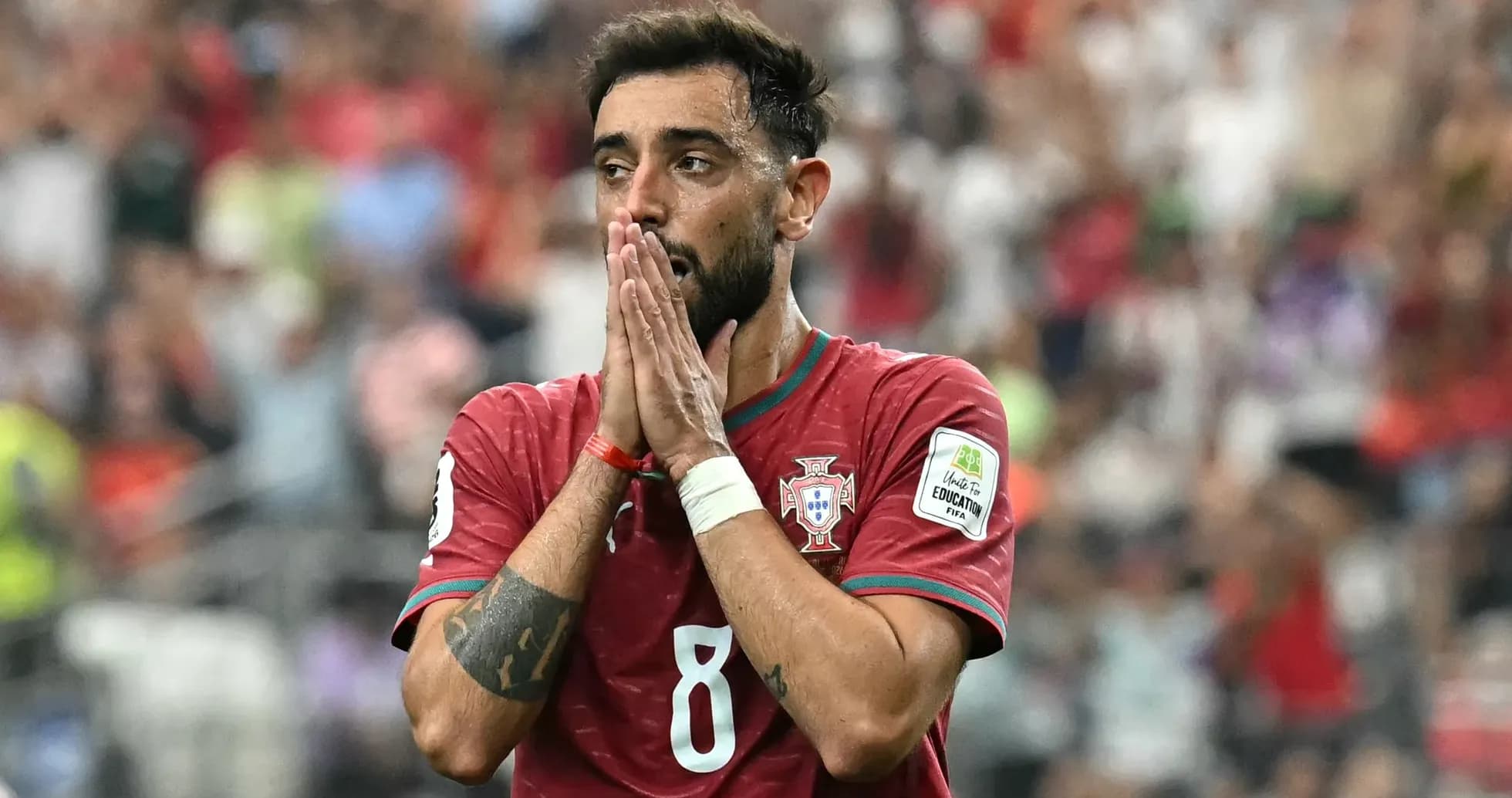 Jugador de Portugal con la camiseta número 8 en el campo