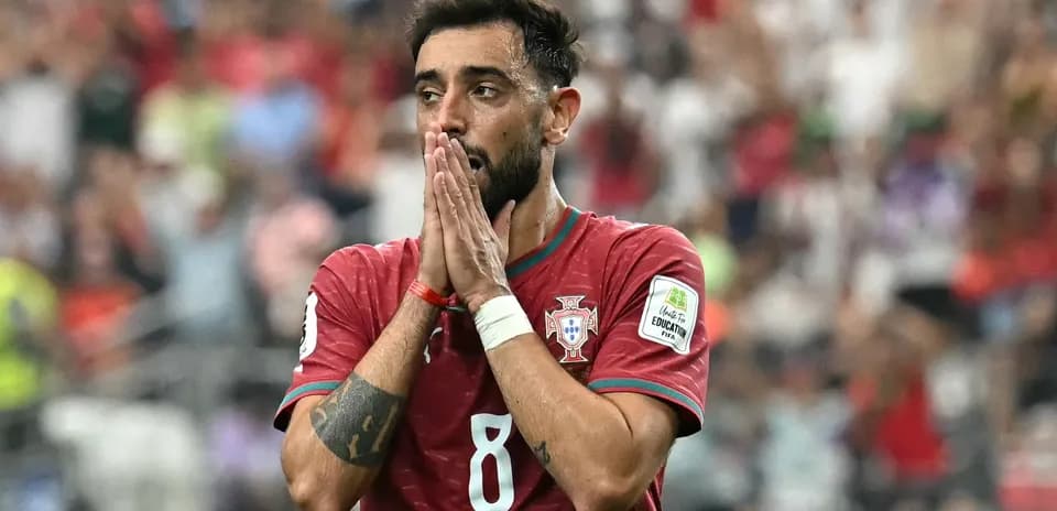 Jugador de Portugal con la camiseta número 8 en el campo