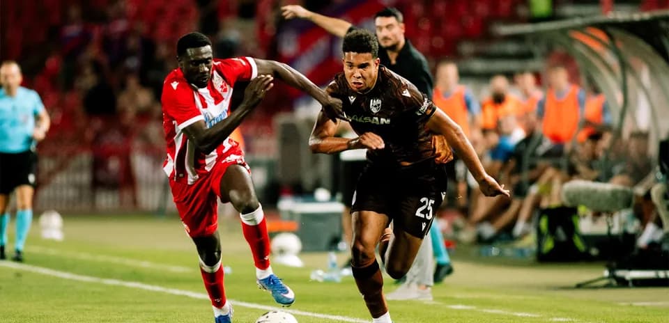 Jugador corriendo durante el partido Plzen vs Crvena Zvezda