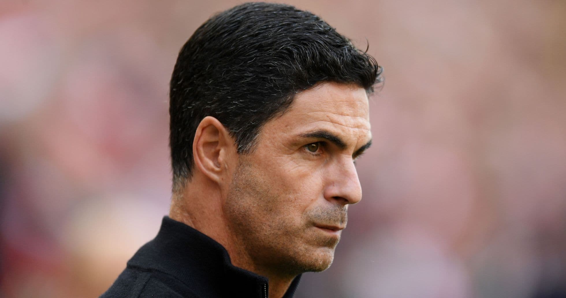 Entrenador observando el juego desde la banda