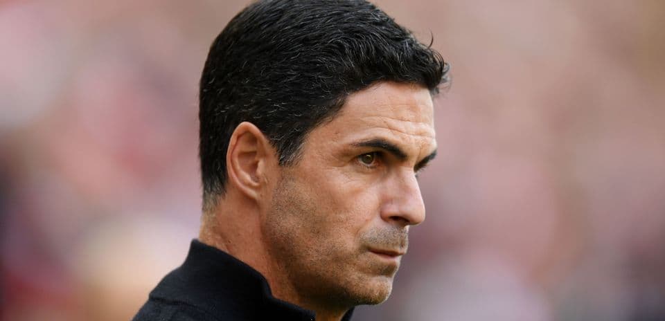Entrenador observando el juego desde la banda