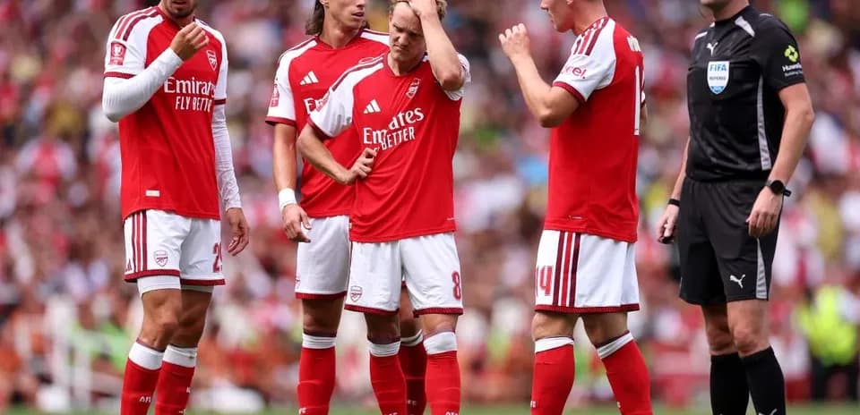 Jugadores del Arsenal discutiendo en el campo