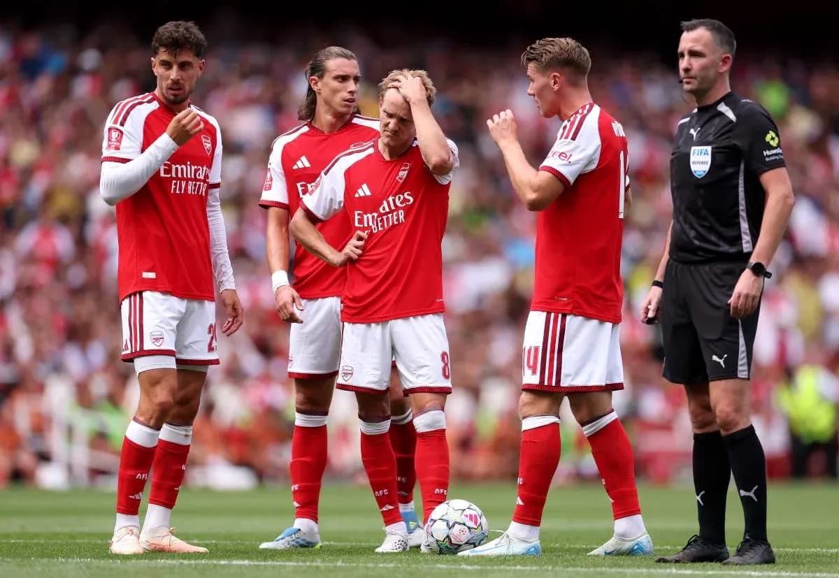 Jugadores del Arsenal discutiendo en el campo