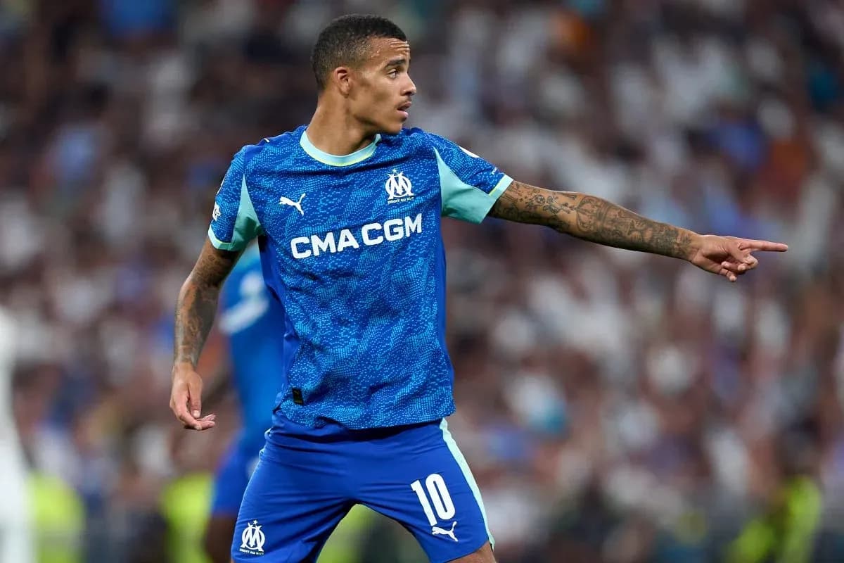 Jugador de Olympique de Marsella señalando durante el partido