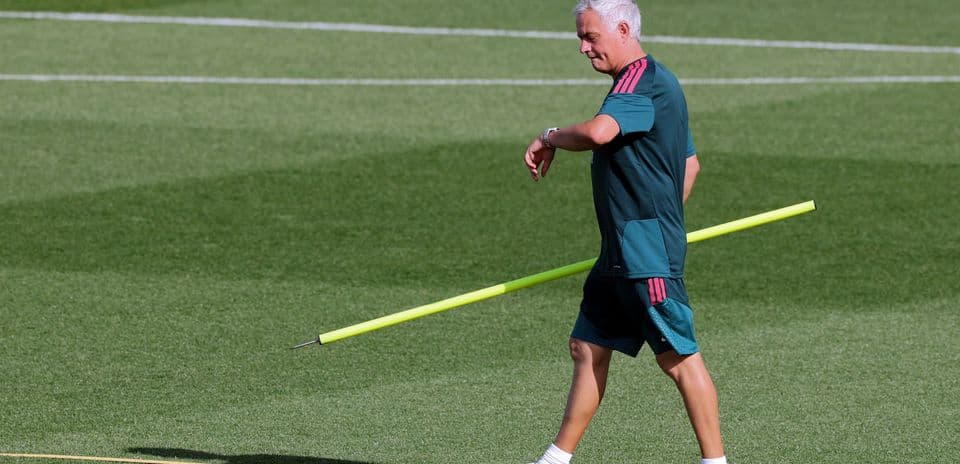 Entrenador caminando en el campo de entrenamiento