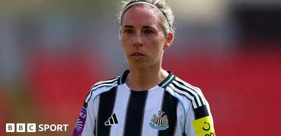 Jugadora de Newcastle en uniforme con cinta de capitana