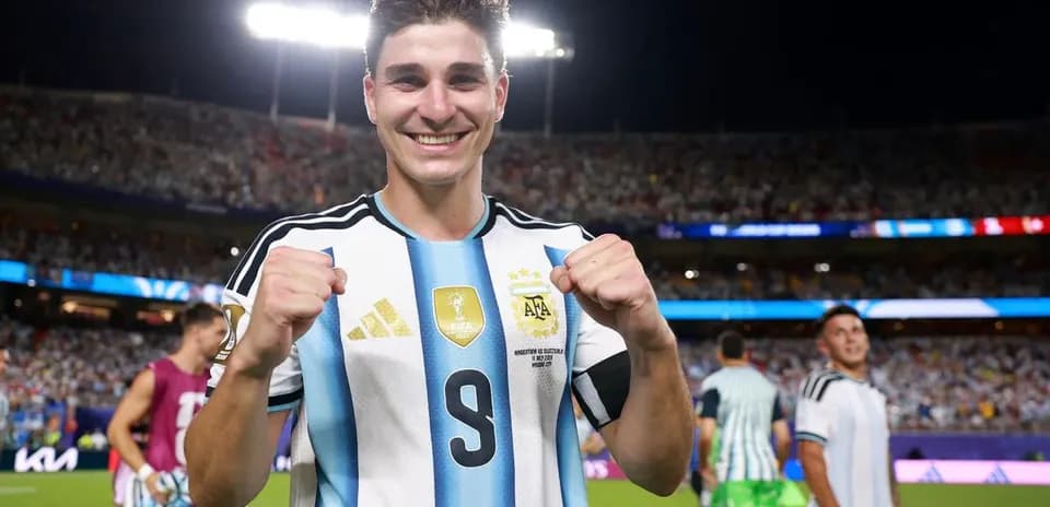 Jugador argentino celebrando con puños levantados