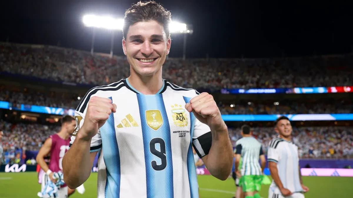 Jugador argentino celebrando con puños levantados