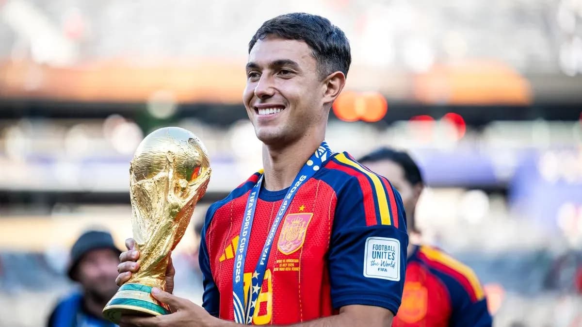 Jugador sosteniendo la Copa del Mundo en celebración