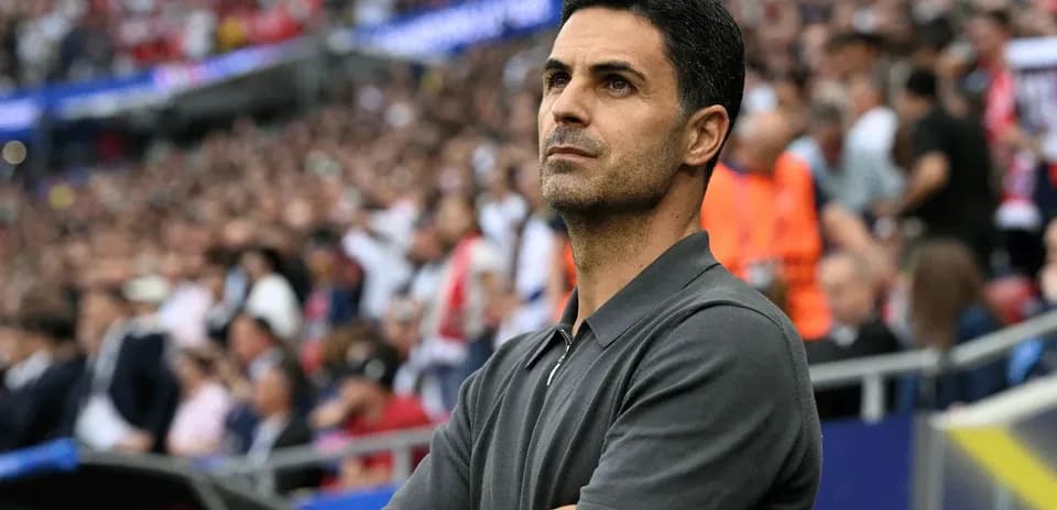 Entrenador observando el partido desde la banda