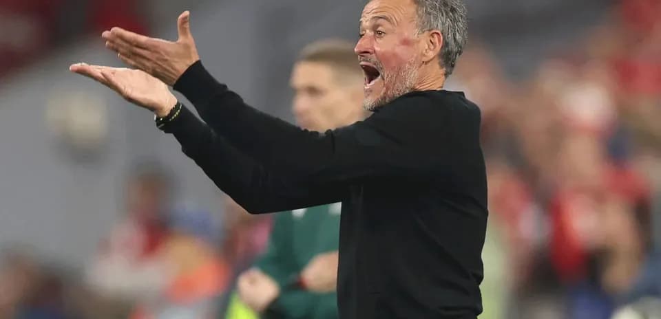 Entrenador dirigiendo instrucciones durante el partido