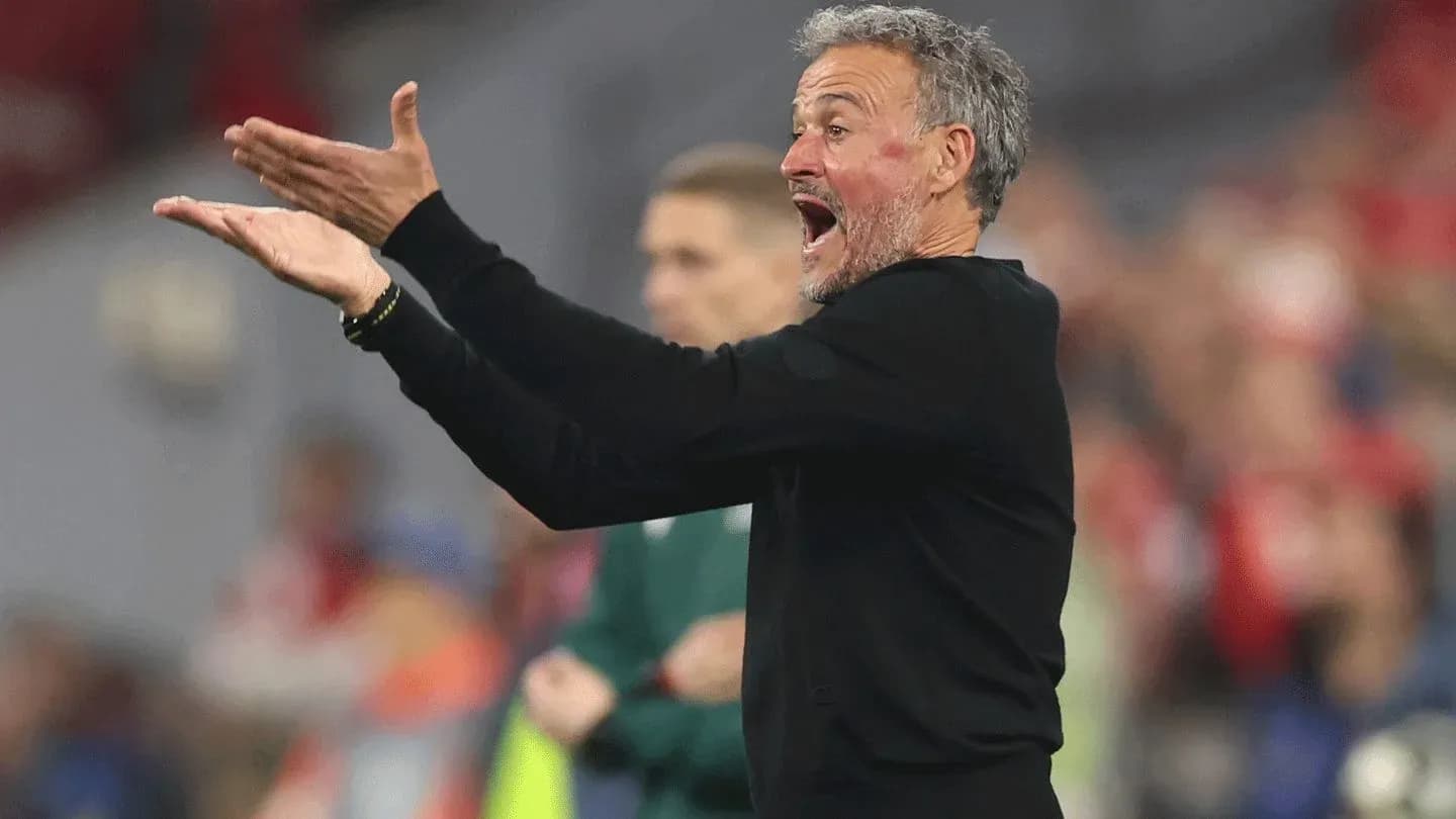 Entrenador dirigiendo instrucciones durante el partido