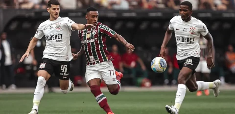Jugadores de Corinthians y Fluminense en acción