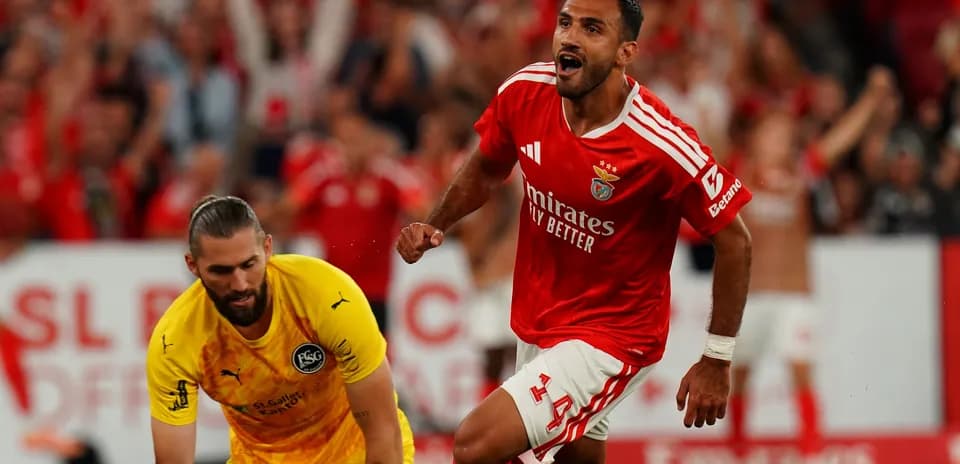 Jugador de Benfica celebrando un gol frente al portero