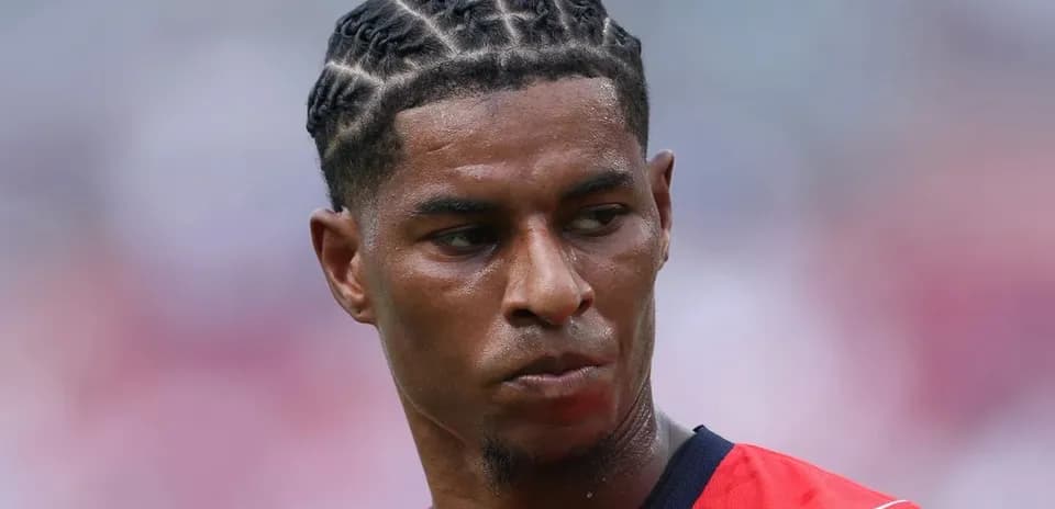 Jugador con trenzas mirando hacia un lado