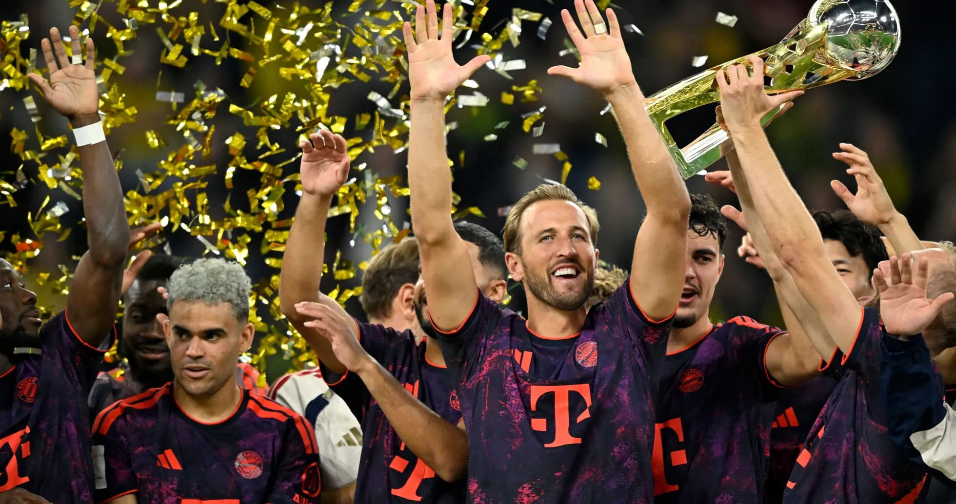 Jugadores de Bayern Múnich celebrando con el trofeo