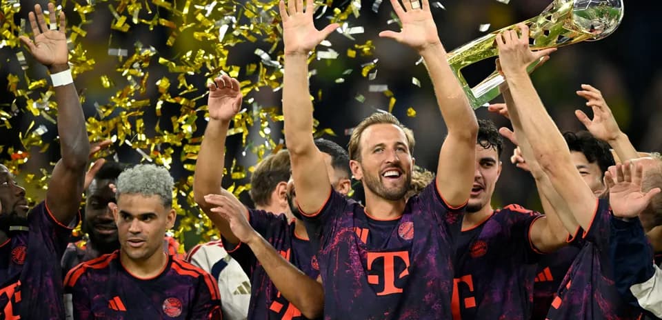 Jugadores de Bayern Múnich celebrando con el trofeo
