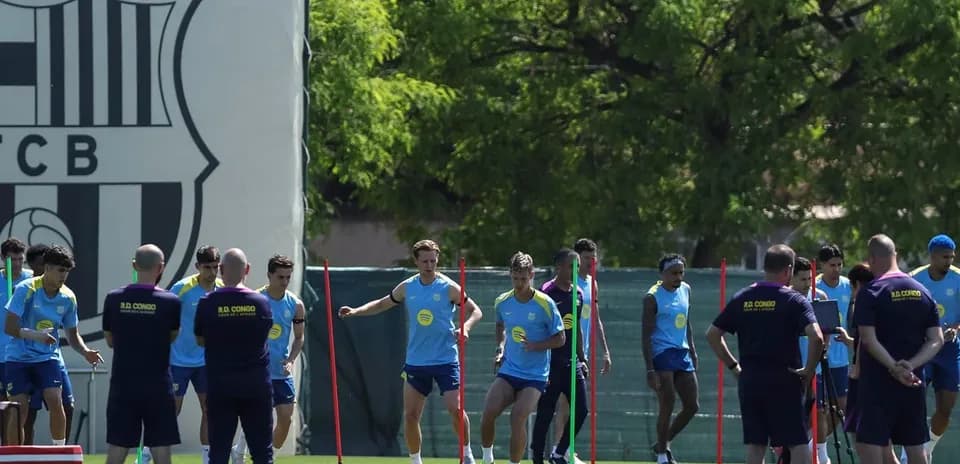 Jugadores de FC Barcelona entrenando en el campo