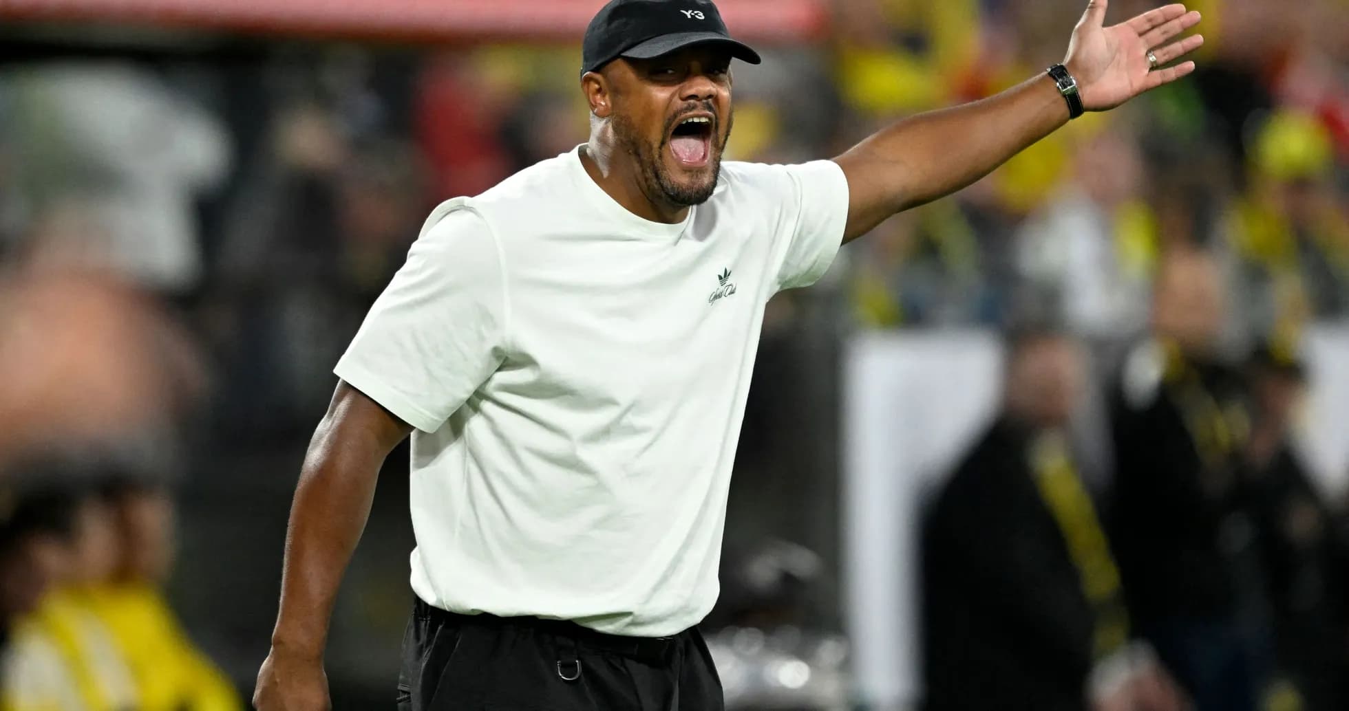 Entrenador dirigiendo a su equipo durante el partido