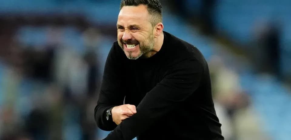 Entrenador celebrando una jugada durante el partido