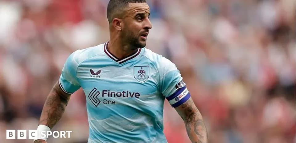 Jugador de Burnley corriendo en uniforme azul claro