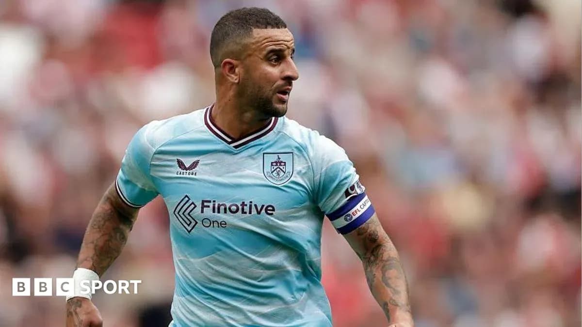 Jugador de Burnley corriendo en uniforme azul claro