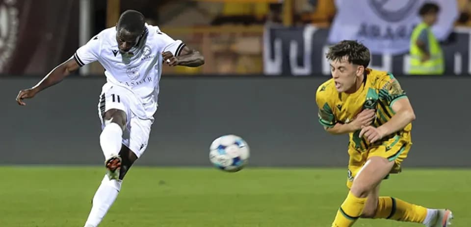 Jugador de Shamrock Rovers disparando a puerta