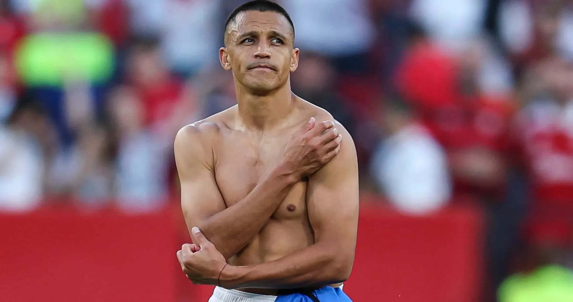 Jugador con camiseta levantada tras partido