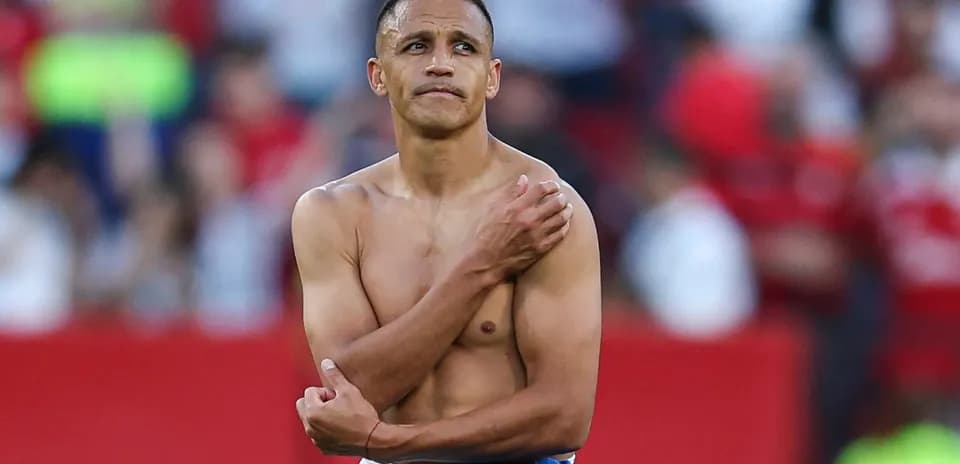 Jugador con camiseta levantada tras partido