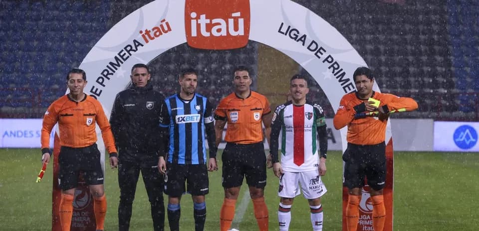 Jugadores y árbitros en el partido de fútbol