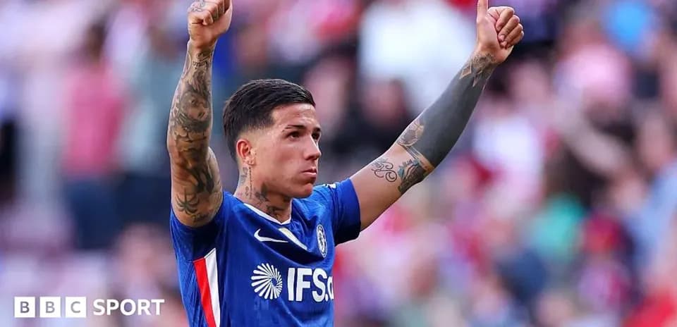 Jugador con camiseta azul levantando ambos pulgares